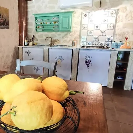 Holiday home Neli, Palazzolo Acreide, Siracusa, Hot Tub, Wi-fi & Parking *