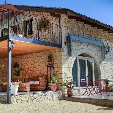Neli, Palazzolo Acreide, Siracusa, Hot Tub, Wi-fi & Parking Holiday home Palazzolo Acreide