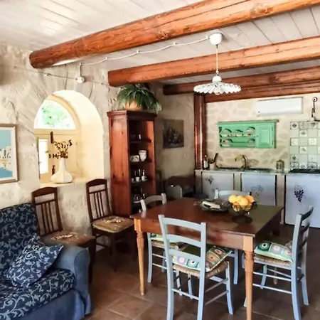 Neli, Palazzolo Acreide, Siracusa, Hot Tub, Wi-fi & Parking *