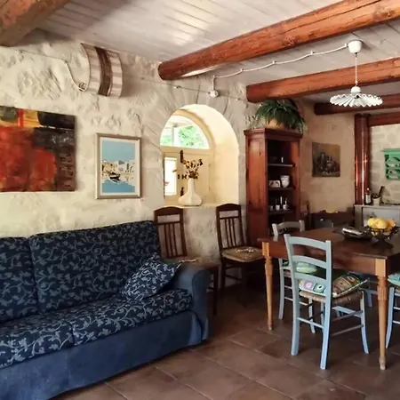 度假居 Neli, Palazzolo Acreide, Siracusa, Hot Tub, Wi-fi & Parking 帕拉佐洛阿克雷伊德