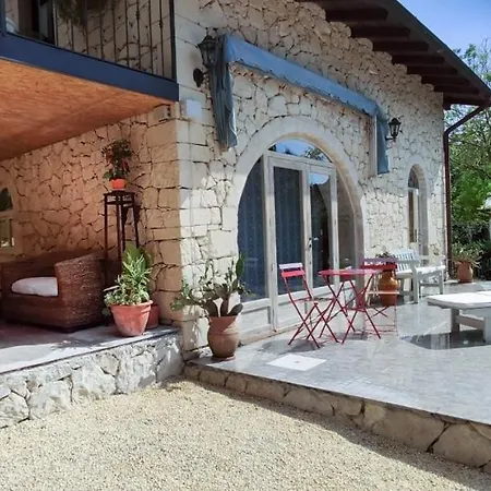 Neli, Palazzolo Acreide, Siracusa, Hot Tub, Wi-fi & Parking *