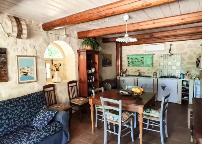 Neli, Palazzolo Acreide, Siracusa, Hot Tub, Wi-fi & Parking *