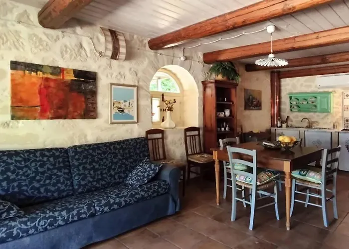 度假居 Neli, Palazzolo Acreide, Siracusa, Hot Tub, Wi-fi & Parking 帕拉佐洛阿克雷伊德