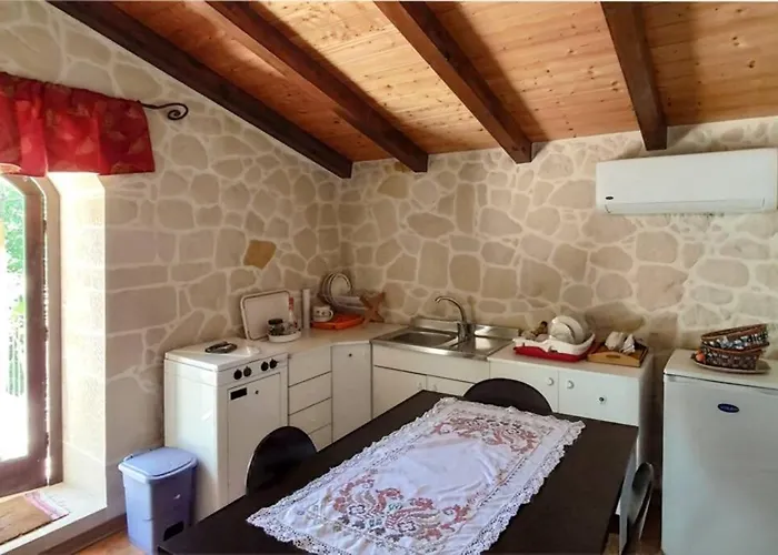 Neli, Palazzolo Acreide, Siracusa, Hot Tub, Wi-fi & Parking 帕拉佐洛阿克雷伊德