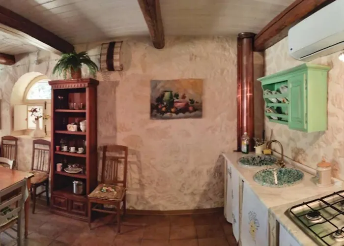 Neli, Palazzolo Acreide, Siracusa, Hot Tub, Wi-fi & Parking 帕拉佐洛阿克雷伊德