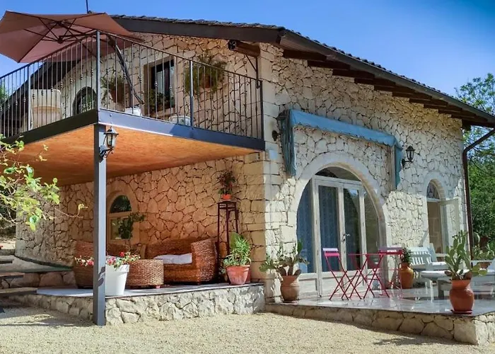 Neli, Palazzolo Acreide, Siracusa, Hot Tub, Wi-fi & Parking 度假居 帕拉佐洛阿克雷伊德