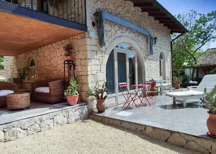 Neli, Palazzolo Acreide, Siracusa, Hot Tub, Wi-fi & Parking *